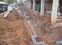 כלונסאות לאחר יציקה והכנת השטח לקירות הקשחה שיחבקו את הבניין הקיים
